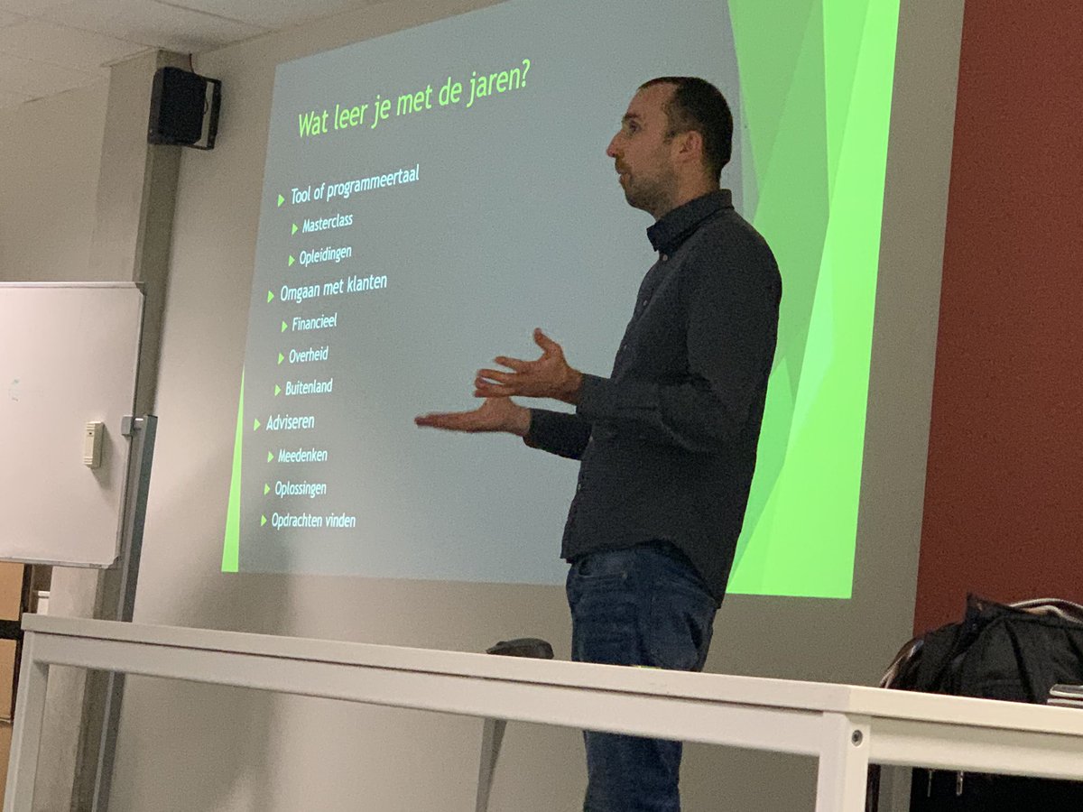 VerwimpRuben's tweet photo. Een eveningtalk over freelancing! Hoe start ik ermee, wat zijn de voor en nadelen,... Interessant en stof om over na te denken. #thomasmore #itfactory https://t.co/4KVZRJIvuM