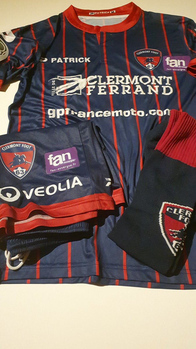 VafcRedDevils's tweet photo. Le sixième lot mis en jeu lors de l’opération des Restos est un ensemble du Clermont Foot 63 ! #RestosDuCoeur #VAFC #VAFCREDDEVILS #J-11 #DesMaillotsPourLesRestos #Football #Valenciennes #StadeDuHainaut #Ligue2 #Foot #Clermont #CF63 @VAFC @majormadj @Julien_Masson_ https://t.co/OzNl61LAep