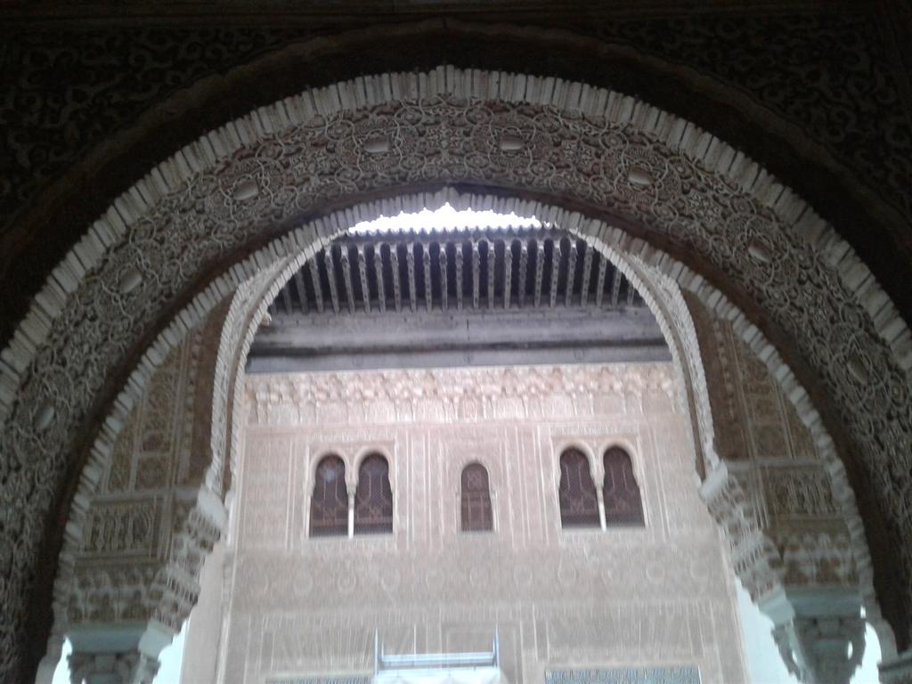 HassaneTraveler's tweet photo. @alhambracultura @pepemarinzarza @Rocio_DiazJ @CulturaAND La Fachada de #Comres desde los arcos de salida del #CuartoDorado. https://t.co/qSjdlXWGGT