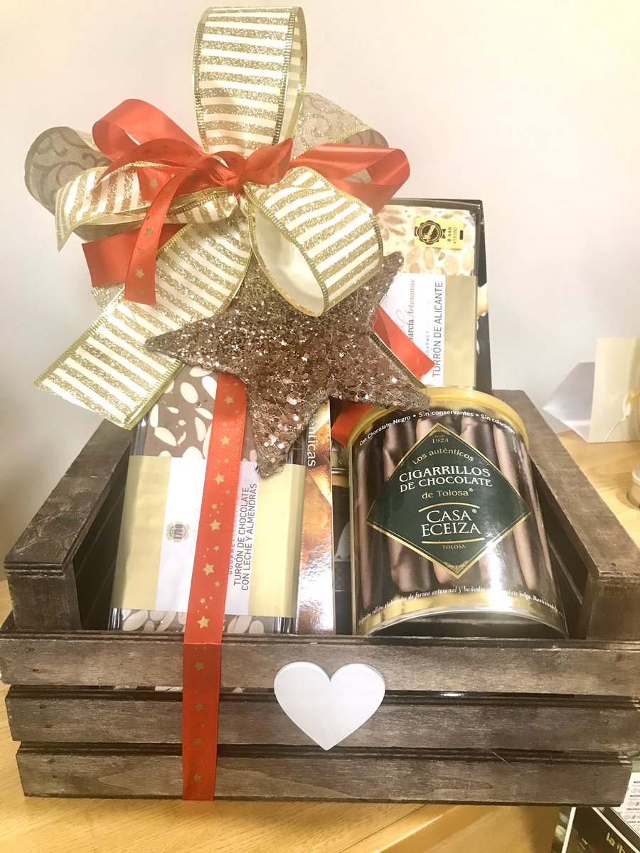 IbenseHeladeria's tweet photo. Nuestras Cestas Dulces de Navidad están listas para dejarte quedar bien ala hora de tus regalos navideños #laibenseourense #dulcesnavideños #Navidad2019 #regalosdenavidad https://t.co/DXCpre0sxL