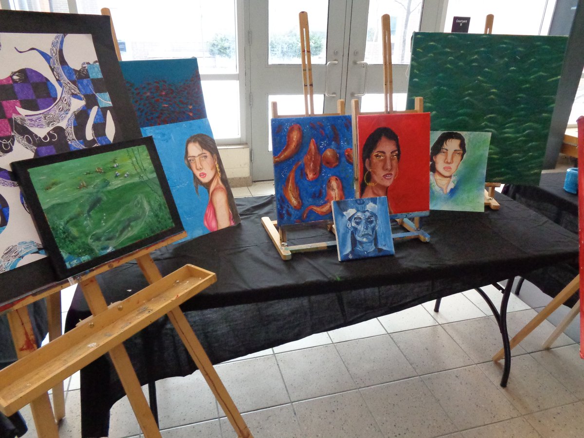 ArtsProgramMSS's tweet photo. #MSSLionsVisualArts student artists at #ArtsNight @PeelSchools @PeelArts1 @MississaugaSS @MssArtsCouncil #TheArtsProgramMSS https://t.co/08oacmBvYA