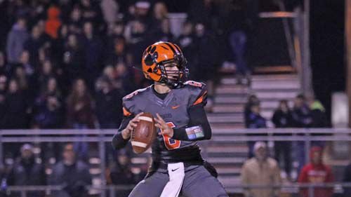 bdtigerfootball's tweet photo. 1,275 yards passing.

1,100 yards rushing.

2,375 total yards.

24 total touchdowns (16 rushing, 8 passing).

Guy Hayes - the 2019 3A Northwestern District Offensive Player of the Year.

#BuiltByBrentsville #PoundTheRock https://t.co/9aMOtkHrhD