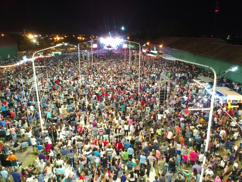#FiestaNacionalDeLaCitricultura 🍊🍊

Con la presencia de Soledad y un imponente marco de público está cerrando la 42 edición de la Fiesta Nacional de la Citricultura.

#CompartiConcordia #Concordia #ConcordiaesCitrus