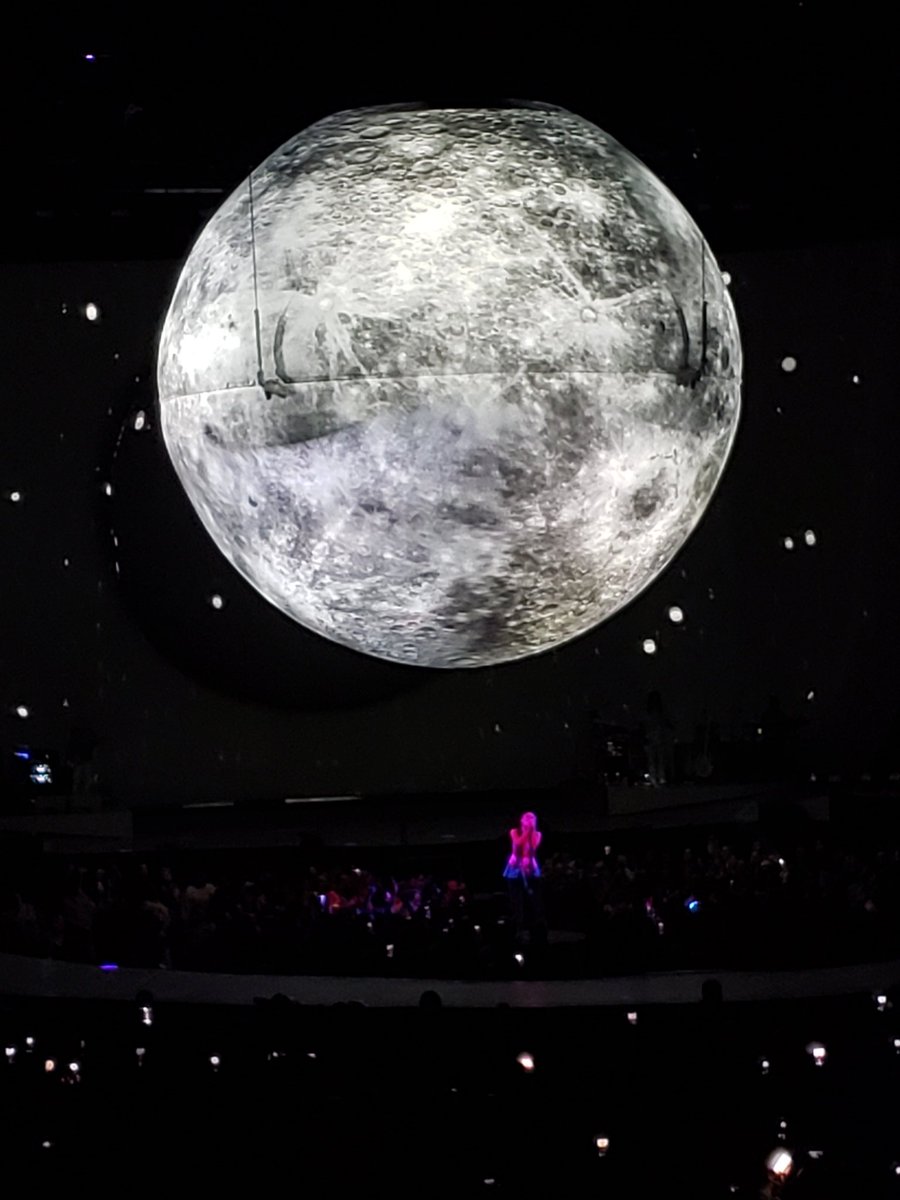 Abbynormal31_'s tweet photo. I love this tiny, blurry human. π€π₯° #SweetenerWorldTour #SWTMemphis https://t.co/wHTmpfqzak