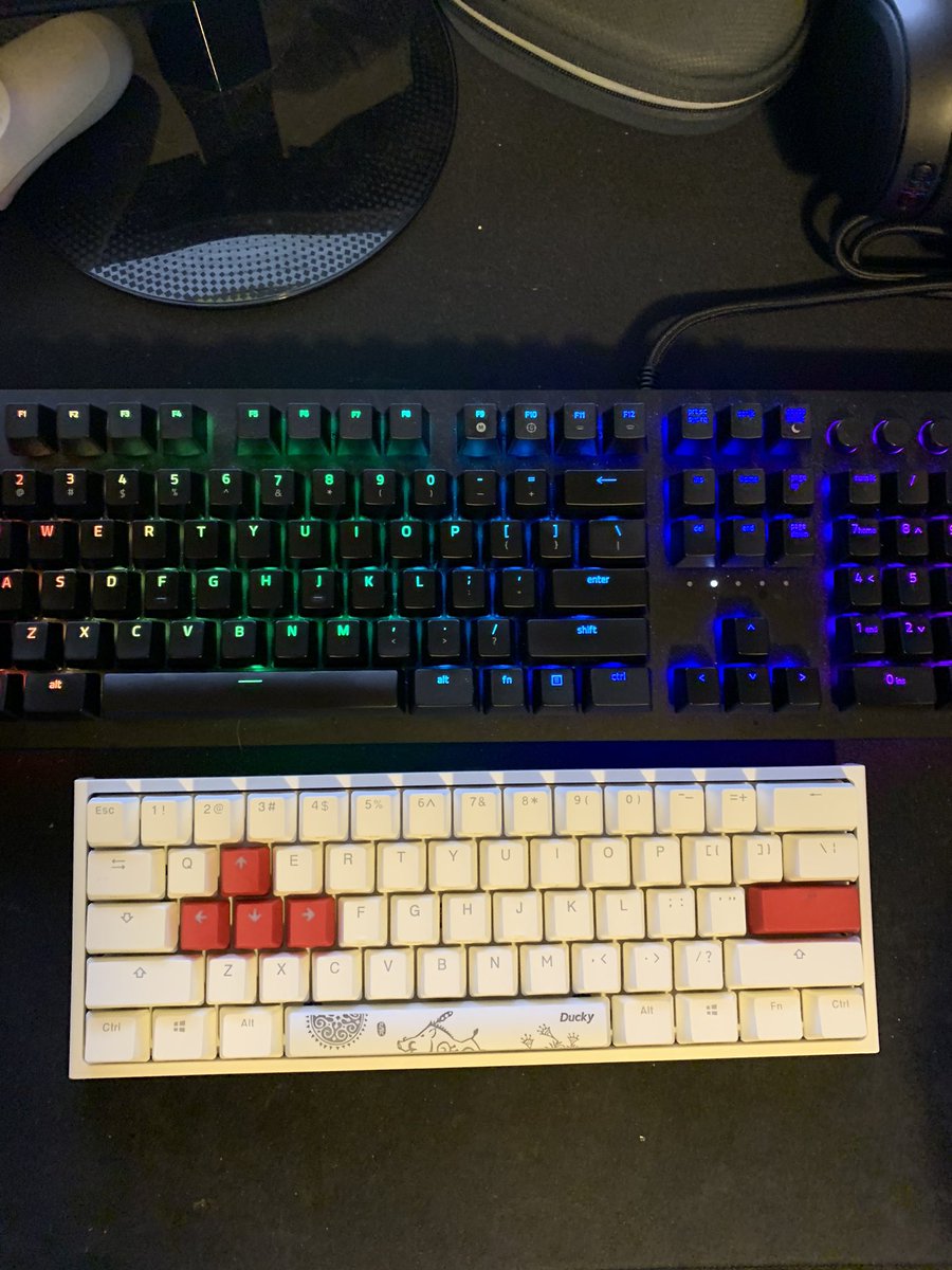 jdmonlyy's tweet photo. His and hers. @hannasaywhat #razer #huntsmanelite #ducky #one2mini https://t.co/4OeLia4xlf