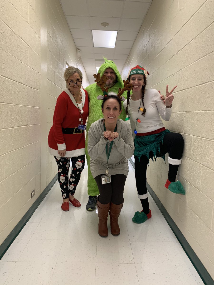 mygrtadventure's tweet photo. Santa &amp; helpers day!
#weekofcheer #sjhstrojans #SJhasALLtheFUN https://t.co/lUToajYUfd
