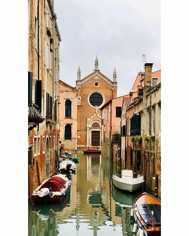 “Chiesa” #nofilter #venezia #canareggio #photography #chiesa #architecture #canal #reflection #travel #ig_venezia #veneto #shotitalia #italy #venice #photo #boat #flyeatbuy🇮🇹 ift.tt/2P5MifN