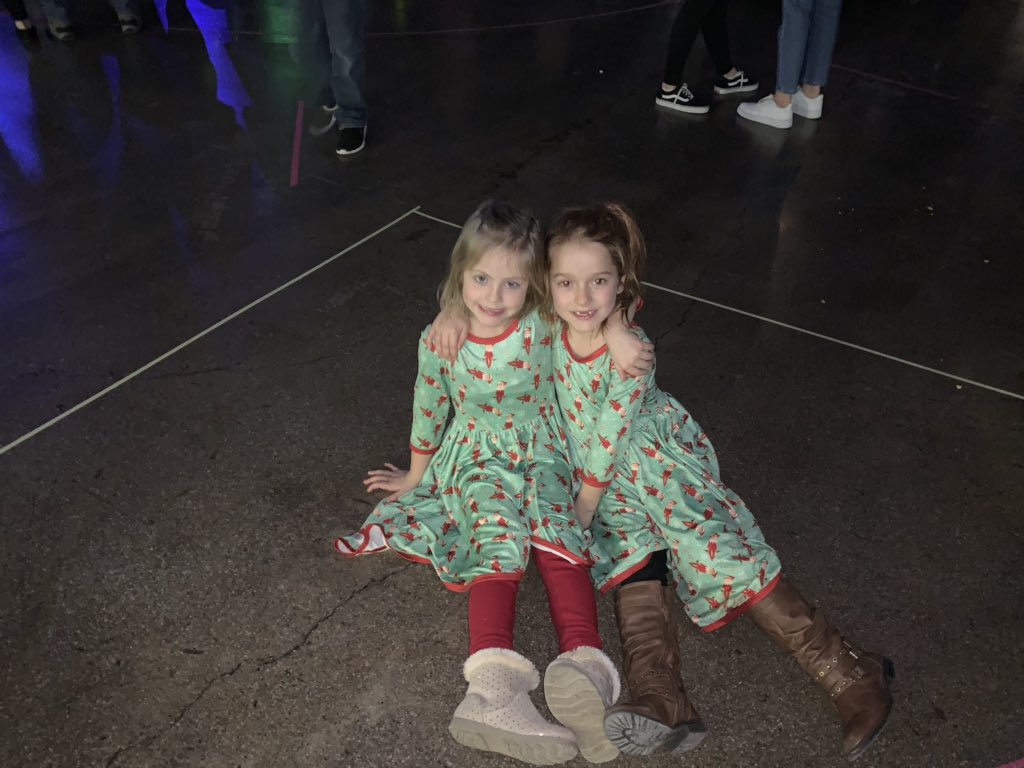mmchenal's tweet photo. #KDWBJINGLEBALL https://t.co/XeLlCFA0qa