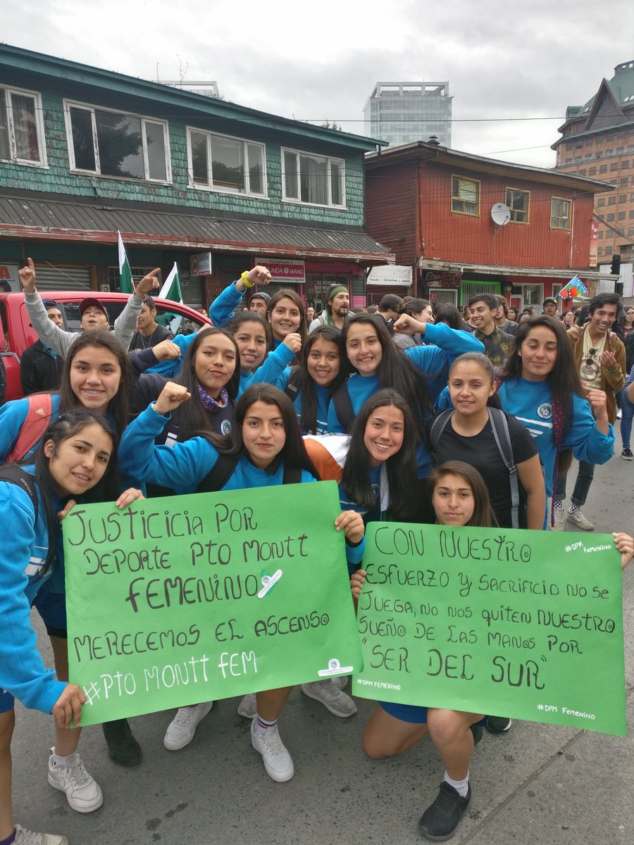 Hoy nuestras jugadoras marcharon por las calles de #PuertoMontt pidiendo #JusticiaDeportiva para que <a href="/ANFPChile/">ANFP</a> reconsidere la cancelación de ascensos en #PrimeraBFemenina.

#DPMFemeninoEsDePrimera 
#VamosPuerto 🇳🇬