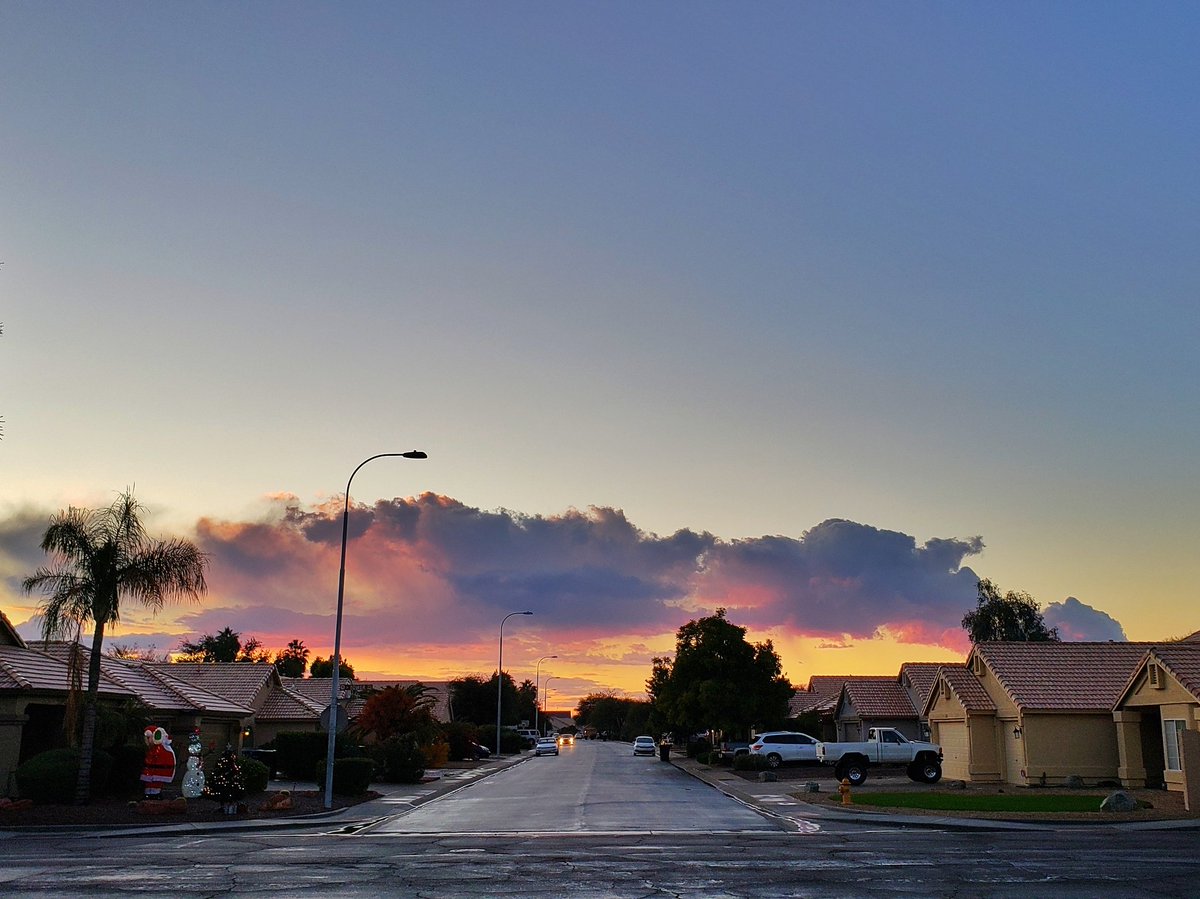 sarahdances's tweet photo. Another epic rainy sunset here in AZ!!💯🙃🌵🌞🌧 #azskies #sunset #arizona #theskyisonfire #bipolarweather #mothernature https://t.co/XYCjmEGGcl