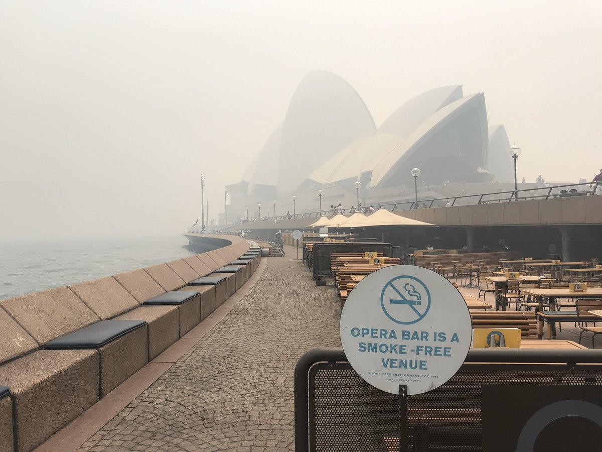 hoffmanndoro's tweet photo. Sydney‘s #circularquay lost in smoke. Fire alarms going off, ferries suspended. This is nuts. https://t.co/XOAkJ476ez