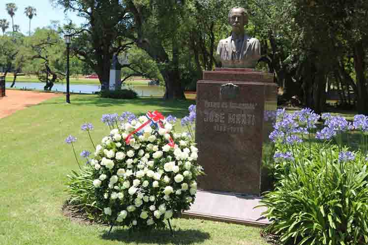kami92rey's tweet photo. Presidente @DiazCanelB y la delegación q lo acompaña, rindieron homenaje a #Martí, con 1️⃣ ofrenda d rosas 🌹blancas 💐 ante el monumento que yace en el Jardín de los Poetas, en la capital #Argentina 🇦🇷
#SomosCuba 🇨🇺 #SomosContinuidad https://t.co/E2m287cWUn
