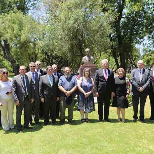kami92rey's tweet photo. Presidente @DiazCanelB y la delegación q lo acompaña, rindieron homenaje a #Martí, con 1️⃣ ofrenda d rosas 🌹blancas 💐 ante el monumento que yace en el Jardín de los Poetas, en la capital #Argentina 🇦🇷
#SomosCuba 🇨🇺 #SomosContinuidad https://t.co/E2m287cWUn
