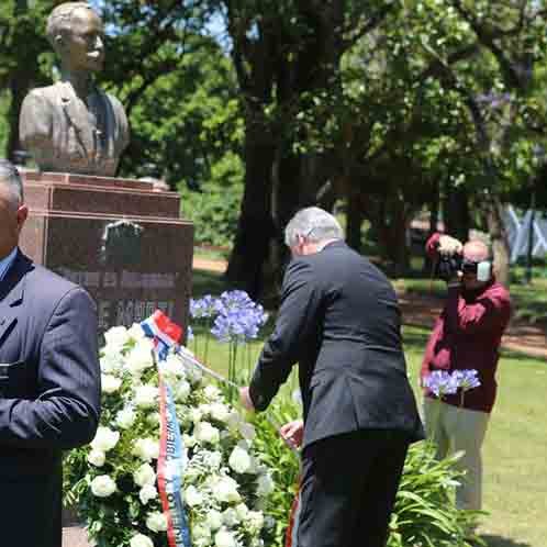 kami92rey's tweet photo. Presidente @DiazCanelB y la delegación q lo acompaña, rindieron homenaje a #Martí, con 1️⃣ ofrenda d rosas 🌹blancas 💐 ante el monumento que yace en el Jardín de los Poetas, en la capital #Argentina 🇦🇷
#SomosCuba 🇨🇺 #SomosContinuidad https://t.co/E2m287cWUn