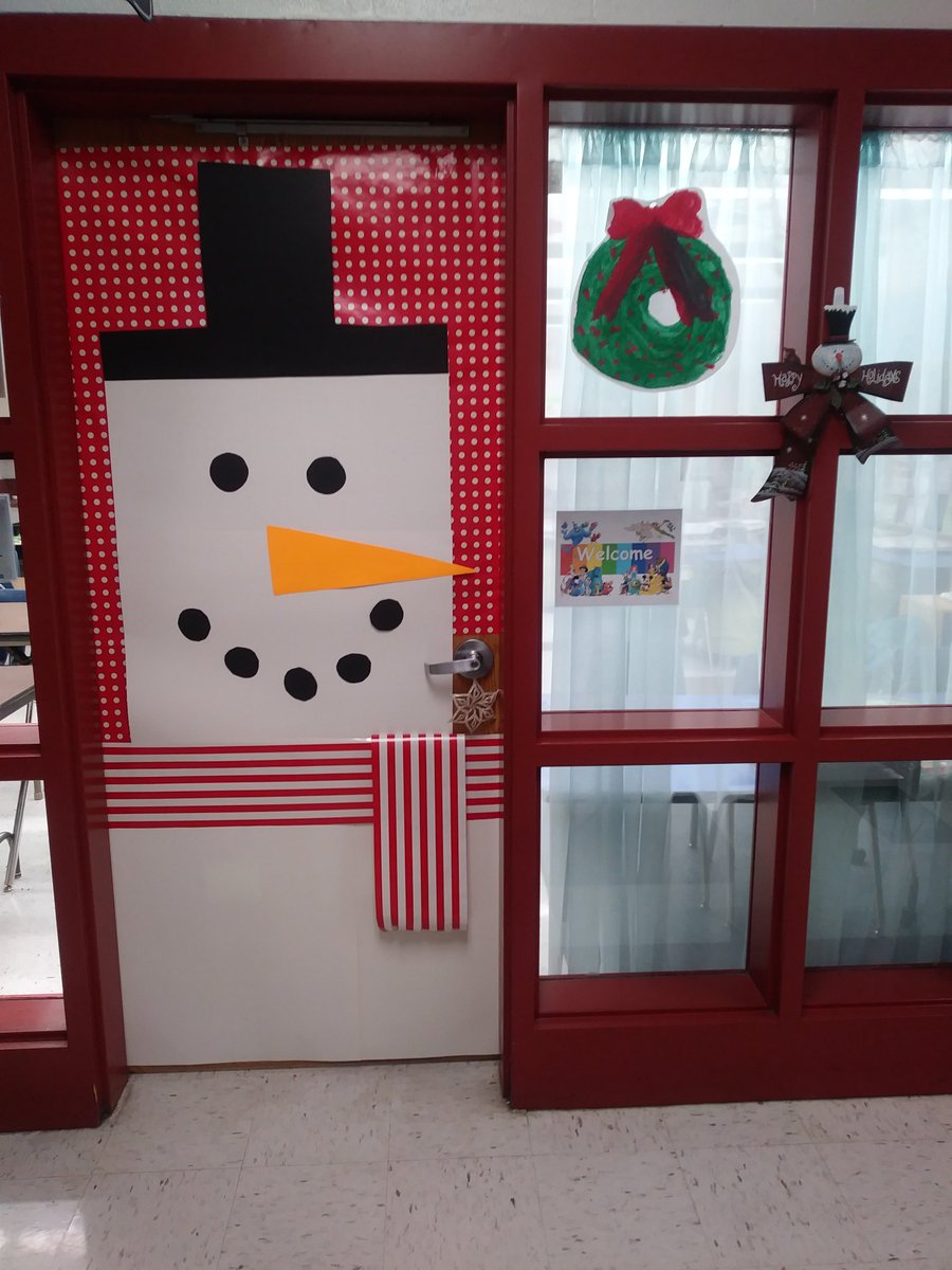 tmatteson84's tweet photo. A little Christmas cheer! Hopefully my ss like it! #teacherlife #ChristmasSpirit #scpsva #Christmas2019 #snowman #nesdifferencemaker #nescougars #ExceptionalShine https://t.co/nc3qG2m7iD
