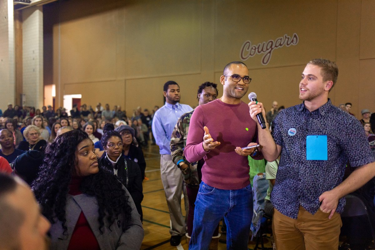 An audience member asks Elizabeth Warren a question at the Charleston town hall.