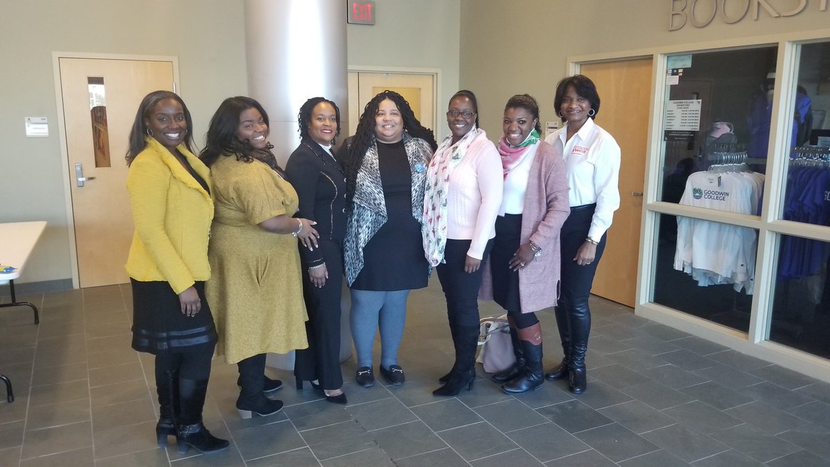 Prof_yancy's tweet photo. @USOWomen thanks our 60+ Community Partners. From Ridgefield to Windham, we galvanized CT. Now, it's time to act and advance the fight for gender equity. Thank you @ValerieJarrett for reminding us that equity can only be achieved by #BreakingBarriers. #stateofwomen #GalvanizeCT https://t.co/GyeJpQ9hp5