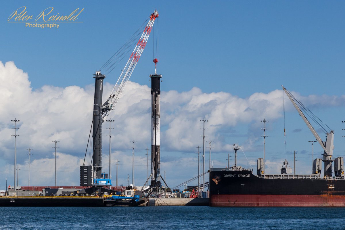 Peter_Reinold's tweet photo. SpaceX Booster B1059.1 at Port Canaveral's North Cargo Berth 5 after a successful launch of the Dragon capsule to the ISS.
#CRS19 #SpaceX #PortCanaveral #Liebherr #LHM600
@SpaceX @PortCanaveral @Liebherr @LH_Construction @LH_Maritime @julia_bergeron https://t.co/BDKG52Bhhq