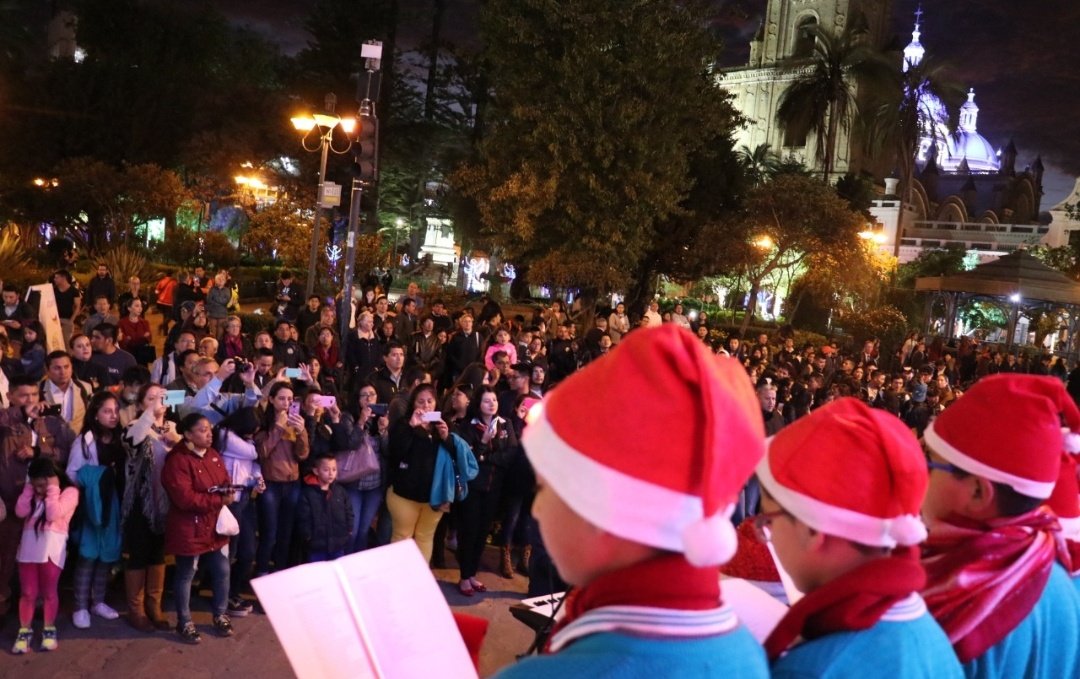 HOY| U.E Rosa de Jesús Cordero, U.E Sudamericano y la U.E Alborada fueron parte del primer día del Festival de Coros  #CantosDeNavidad, varias personas se dieron cita en el portal de la <a href="/goberazuay/">Gobernación del Azuay</a> para disfrutar del talento de nuestros queridos estudiantes. <a href="/ccobosguillen/">Cristian Cobos Guillén</a>