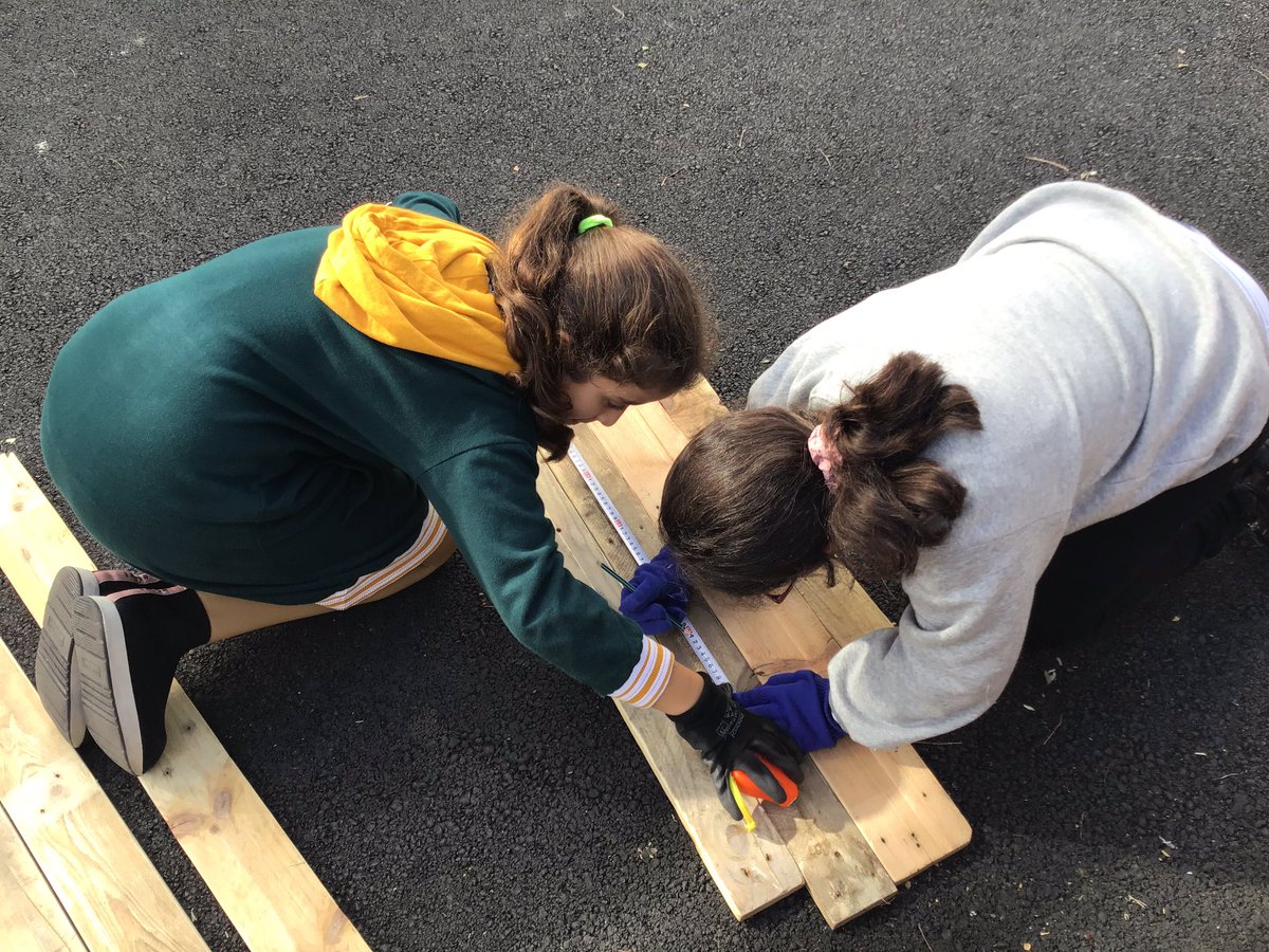Morgan_Mgdx's tweet photo. ♻️ Étape 2: Avec la team #cm1 @MonicaTemplier @helmorajji Schématisation du plan de construction, prise de mesures, choix des planches, délimitation, traçage... 
Petites séances de #Mathsenvie en pleine air pour la construction de poubelles de tri
#EIR #AEFE #Maroc
À suivre ⬇️⬇️ https://t.co/NHmW7eFn6r