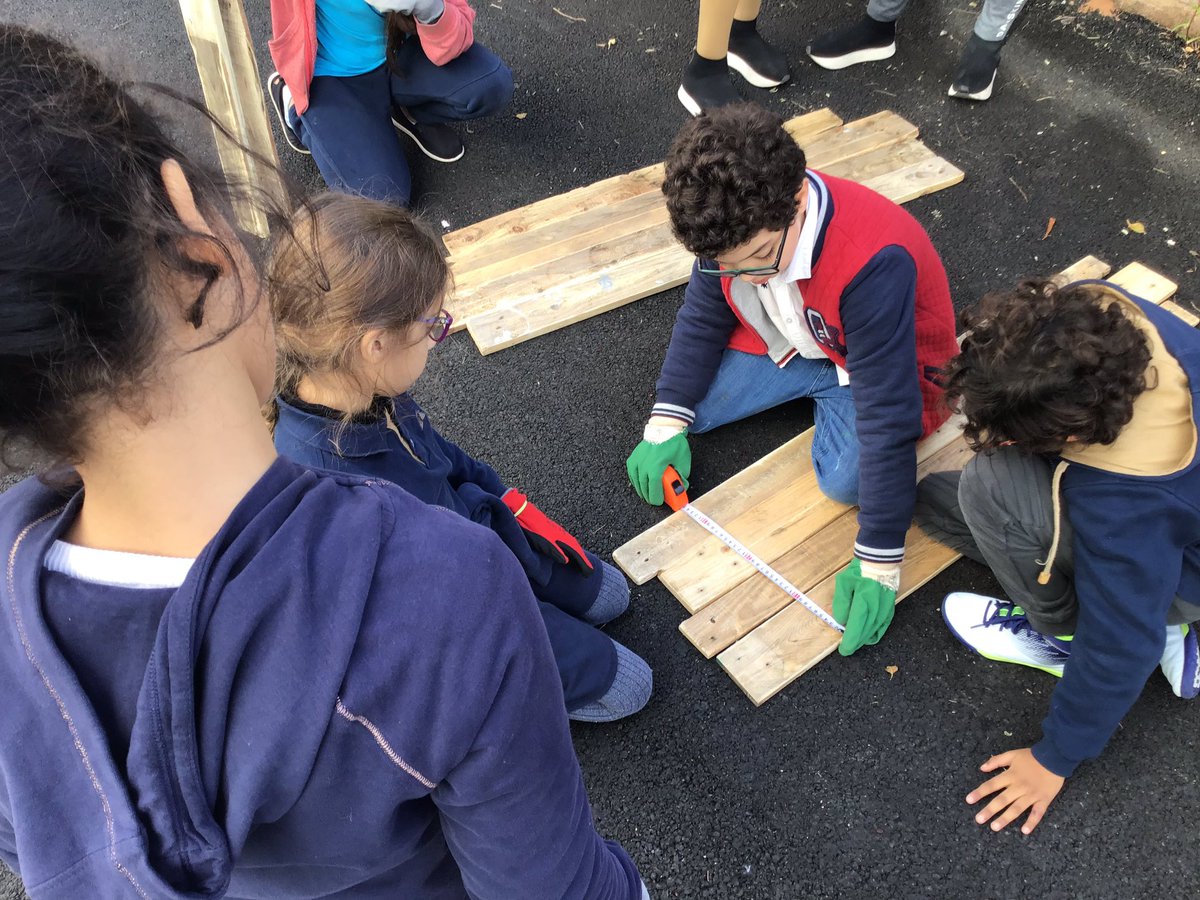 Morgan_Mgdx's tweet photo. ♻️ Étape 2: Avec la team #cm1 @MonicaTemplier @helmorajji Schématisation du plan de construction, prise de mesures, choix des planches, délimitation, traçage... 
Petites séances de #Mathsenvie en pleine air pour la construction de poubelles de tri
#EIR #AEFE #Maroc
À suivre ⬇️⬇️ https://t.co/NHmW7eFn6r