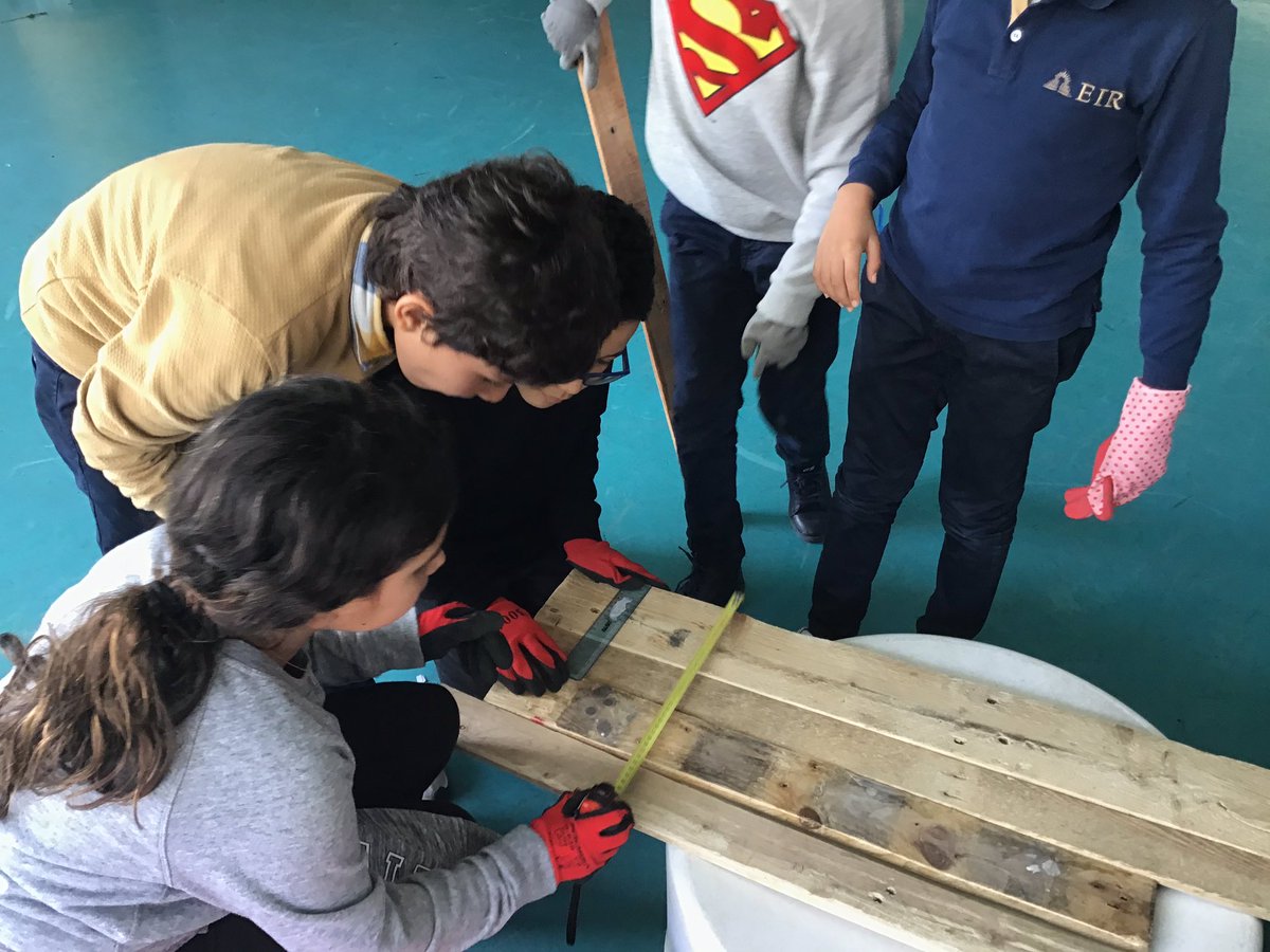 Morgan_Mgdx's tweet photo. ♻️ Étape 2: Avec la team #cm1 @MonicaTemplier @helmorajji Schématisation du plan de construction, prise de mesures, choix des planches, délimitation, traçage... 
Petites séances de #Mathsenvie en pleine air pour la construction de poubelles de tri
#EIR #AEFE #Maroc
À suivre ⬇️⬇️ https://t.co/NHmW7eFn6r