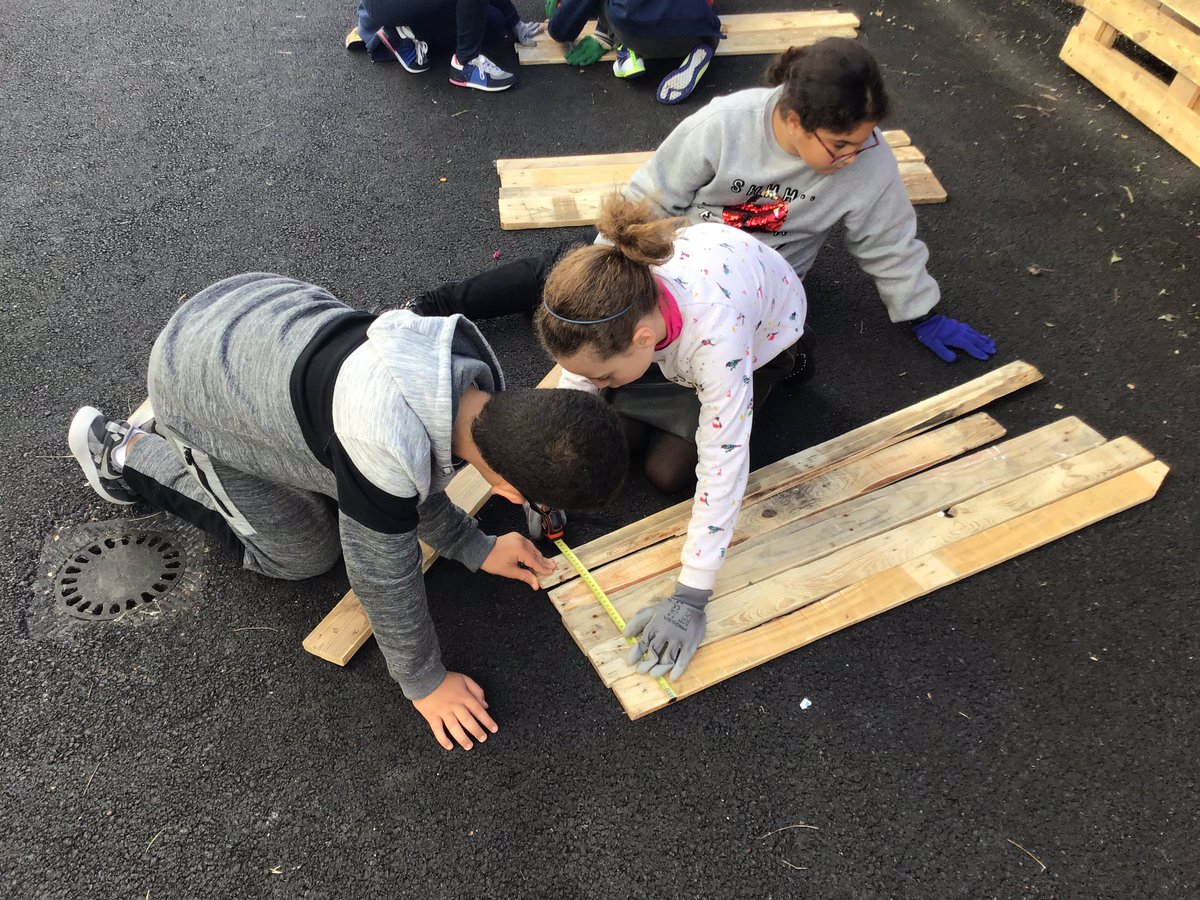 Morgan_Mgdx's tweet photo. ♻️ Étape 2: Avec la team #cm1 @MonicaTemplier @helmorajji Schématisation du plan de construction, prise de mesures, choix des planches, délimitation, traçage... 
Petites séances de #Mathsenvie en pleine air pour la construction de poubelles de tri
#EIR #AEFE #Maroc
À suivre ⬇️⬇️ https://t.co/NHmW7eFn6r