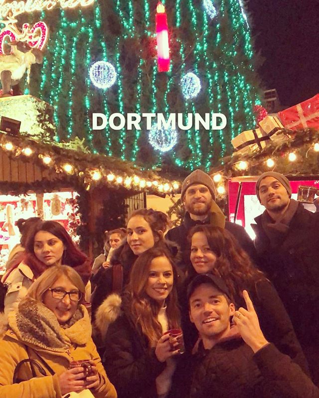 PLL_random's tweet image. Feliz Navidad os desea el #PLLCast #RosewoodReunion 😍