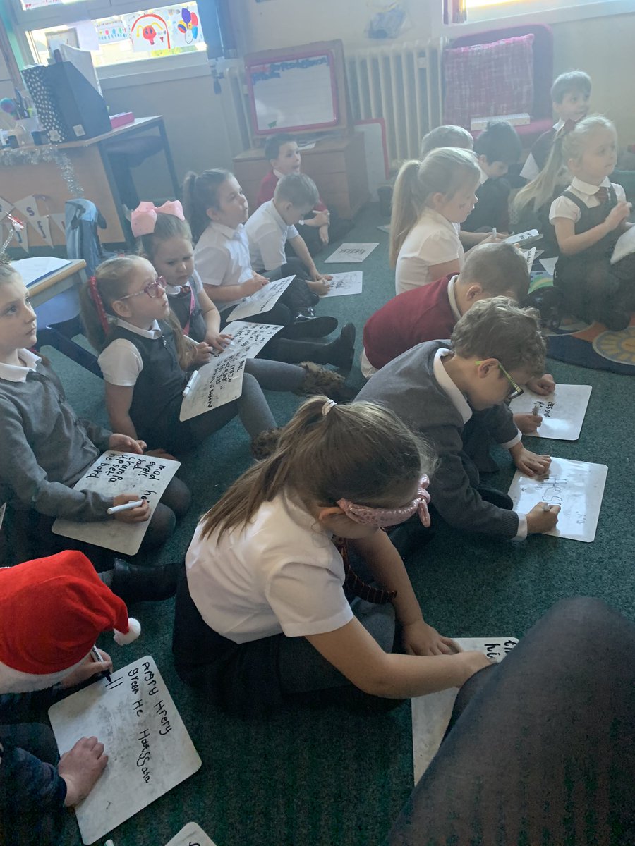 stserfs_7_20245's tweet photo. Today we enjoyed making a character profile on the Grinch! As you can imagine there was lots of detail in our writing. We also took some notes during the clip! 🌲 #activeliteracy #mediastudy https://t.co/MXFNOfeYAL