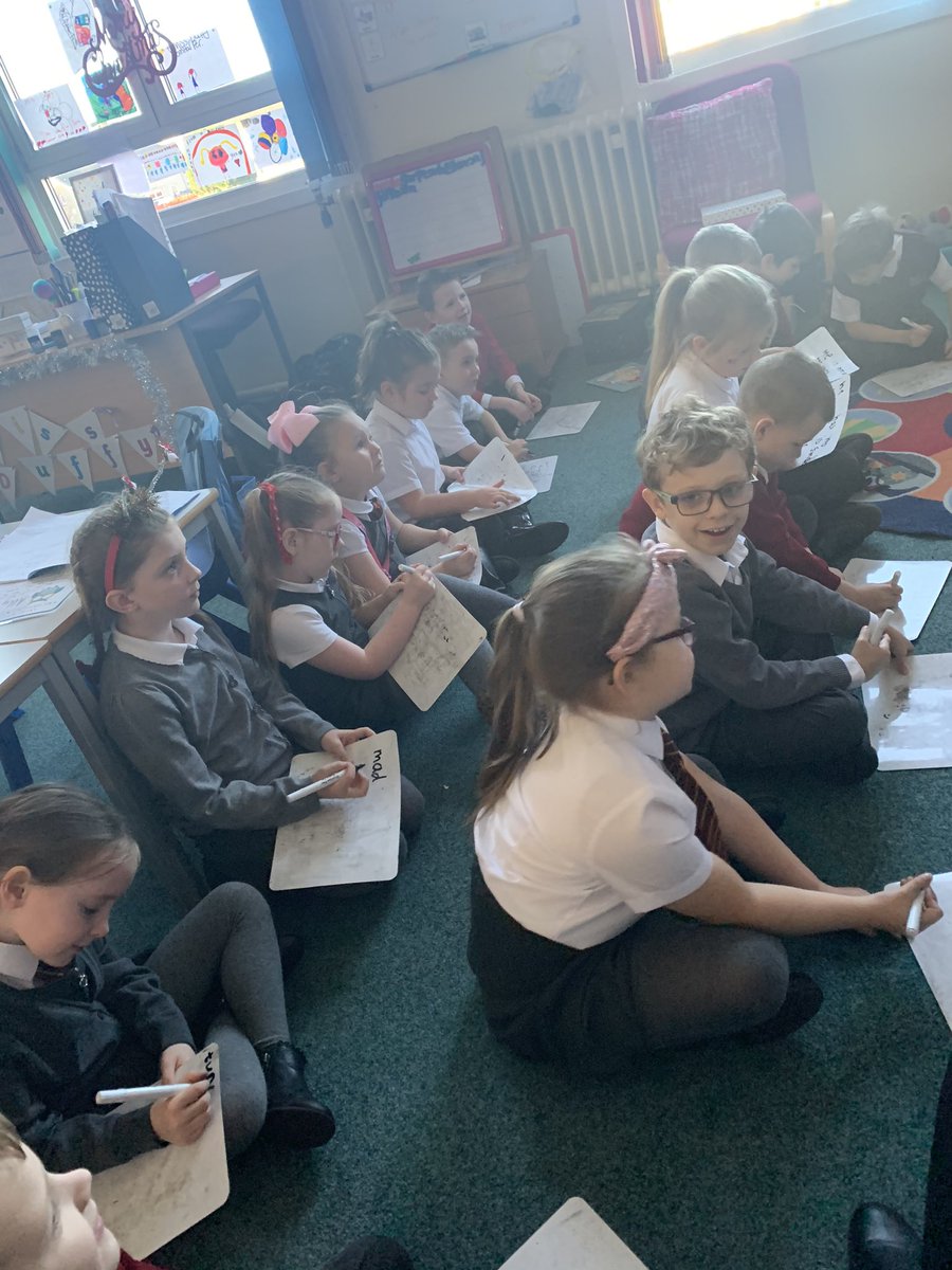 stserfs_7_20245's tweet photo. Today we enjoyed making a character profile on the Grinch! As you can imagine there was lots of detail in our writing. We also took some notes during the clip! 🌲 #activeliteracy #mediastudy https://t.co/MXFNOfeYAL