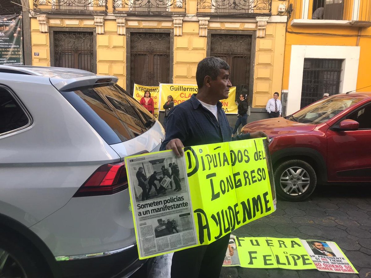 elsoldepuebla1's tweet photo. Un ciudadano de Tehuacán pide ayuda a los diputados afuera del Congreso; menciona que la inseguridad ha incrementado y que los policías municipales ya lo han sometido varías veces por querer expresarse | Vía @albaesli https://t.co/eU4Of4IG84