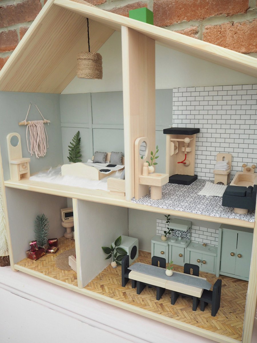dovecottageblog's tweet photo. Finally done with my xmas pressy for the toddler! 🏠💪🏻 I transformed a £25 @IKEAUK dollhouse into my dream home 😍 Can you believe that lampshade used to be the lid of a bottle of bubble bath?! 🙈😂 DIY tutorial &amp; video here: https://t.co/O9y16G4obP #ikeahack https://t.co/kxQDnKIpte