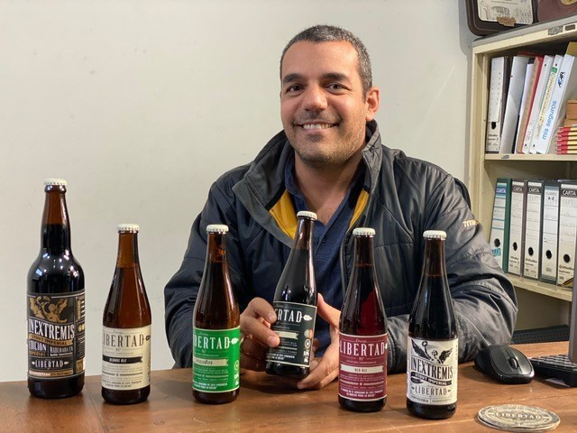 MiEstiloBajio's tweet photo. #ViveConEstilo | Bien dicen que de la vista nace el amor, pero del sabor de una buena cerveza surge la fidelidad a una marca. Es lo que ocurre con Cerveza Libertad, producto 100% guanajuatense que este 2019 llegó a Estados Unidos.
Conoce su historia en:
https://t.co/ijl0yIbC6X https://t.co/XcagJ5v7pF