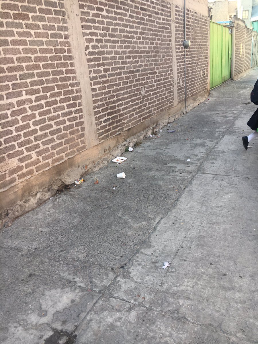 R1CARD0SANT's tweet photo. @RedVecinalGAM @gamsocial @GobCDMX  ojalá puedan incluir en su logística botes de basura repartidos en calles aledañas... los peregrinos dejan toda su basura. Calles de la colonia Martin carrera https://t.co/3Bg37w8kTU