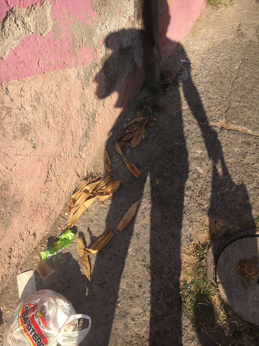 R1CARD0SANT's tweet photo. @RedVecinalGAM @gamsocial @GobCDMX  ojalá puedan incluir en su logística botes de basura repartidos en calles aledañas... los peregrinos dejan toda su basura. Calles de la colonia Martin carrera https://t.co/3Bg37w8kTU