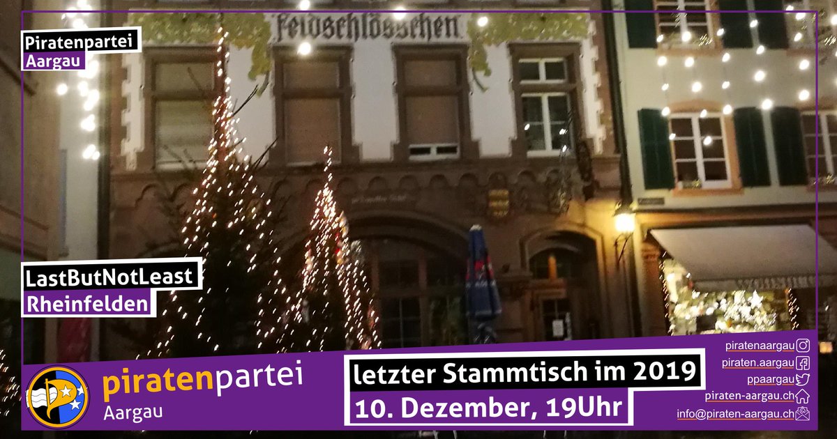 Foto aus der Altstadt von Rheinfelden. In Front das Rest. Feldschlösschen mit 2 Weihnachtsbäumen im Vordergrund sowie Lichterketten, welche die Marktgasse überspannen.