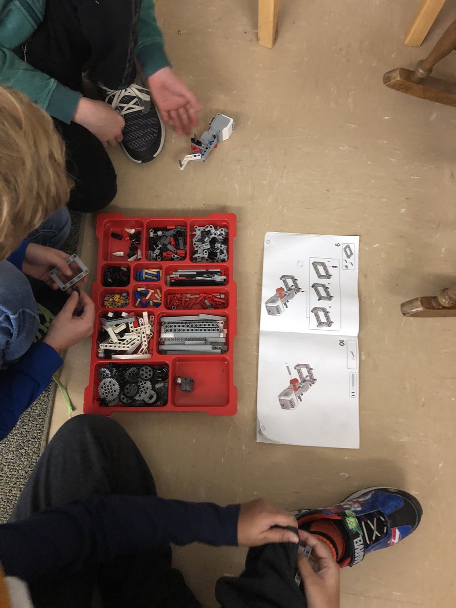 CMarshallClass's tweet photo. The beginning of Robot work, organizing and building. It’s my favourite part! #EV3Lego #whatifwefly @JRHenPS_LDSB #FFL beginners https://t.co/5m9ZpWNeS9