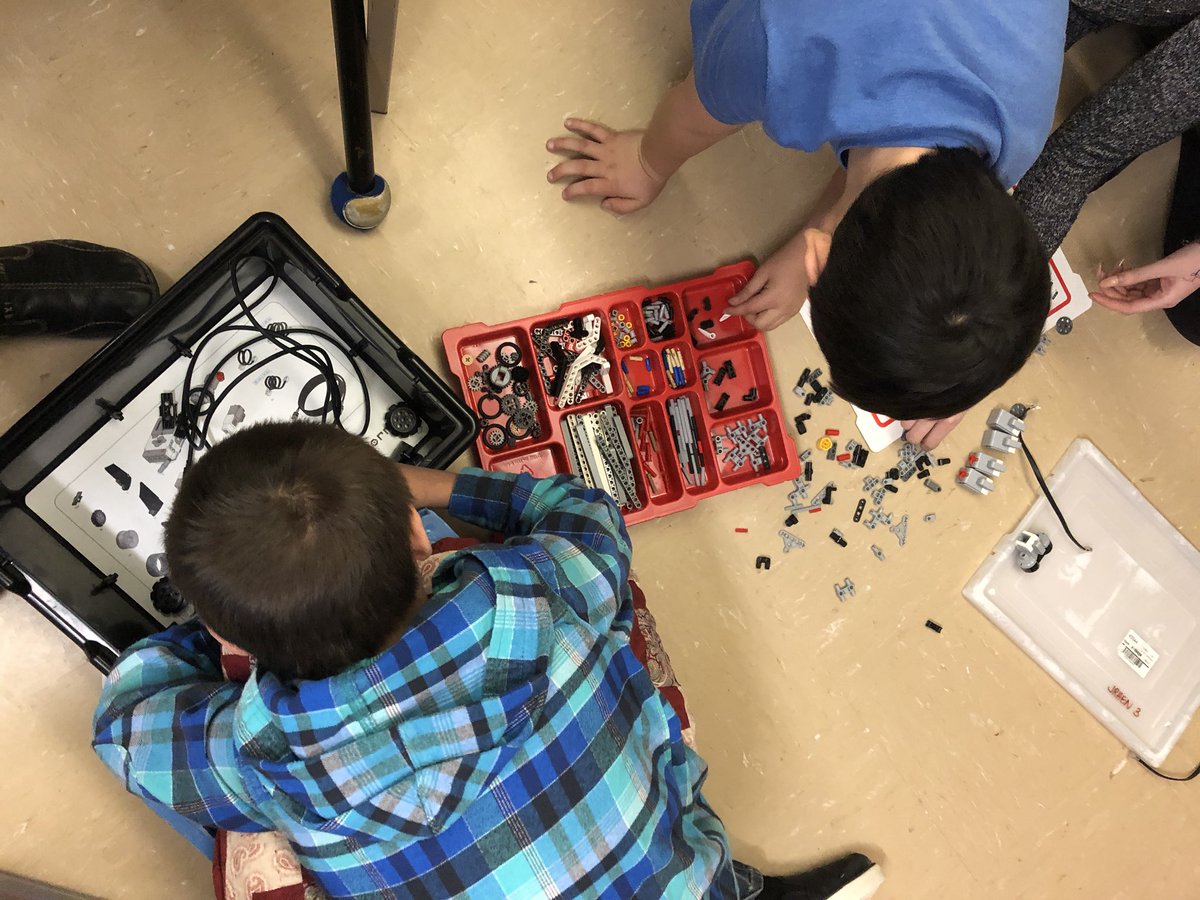 CMarshallClass's tweet photo. The beginning of Robot work, organizing and building. It’s my favourite part! #EV3Lego #whatifwefly @JRHenPS_LDSB #FFL beginners https://t.co/5m9ZpWNeS9