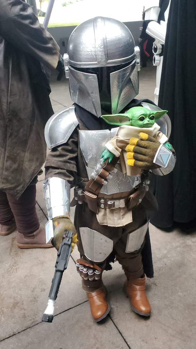 the RPF on Twitter: "The Mandalorian cosplay with "baby yoda" / The Child  made by father of logandominiccosplay (IG). Photo 2 & 3:  starwars.exclusives (IG). Photo 4: @verojecsguard. #StarWars #Mandalorian  #Cosplay #Costume #