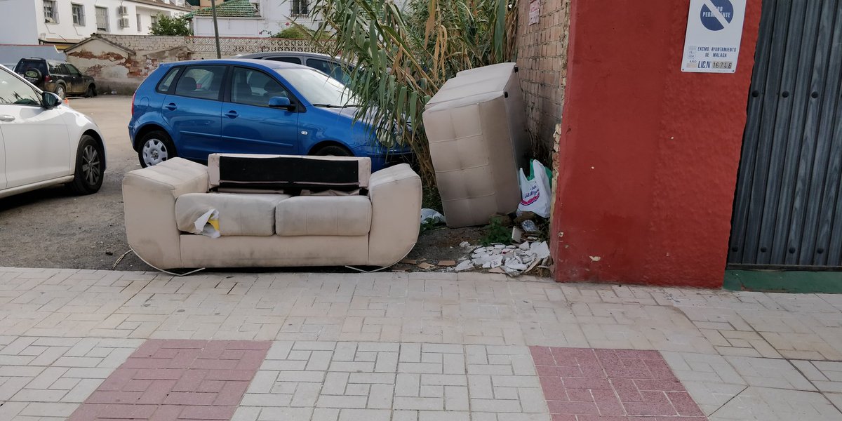 MalagaPor's tweet photo. @MalagaPor @BarriosMalaga @AscoMalaga @malaga @MLG_nofunciona @serdemalaga @BasuraEsBasura @pacodelatorrep @CenacheroCabrea @apadrina1mueble @OrgullodeMalaga @MalagaSucia @QuejasMalaga @CuidameMalaga @nofuncionaMLG @AquiMalaga @CuidameMalaga @XLimpia @LimasaOficial Calle Soliva https://t.co/wHxDH5HsyF