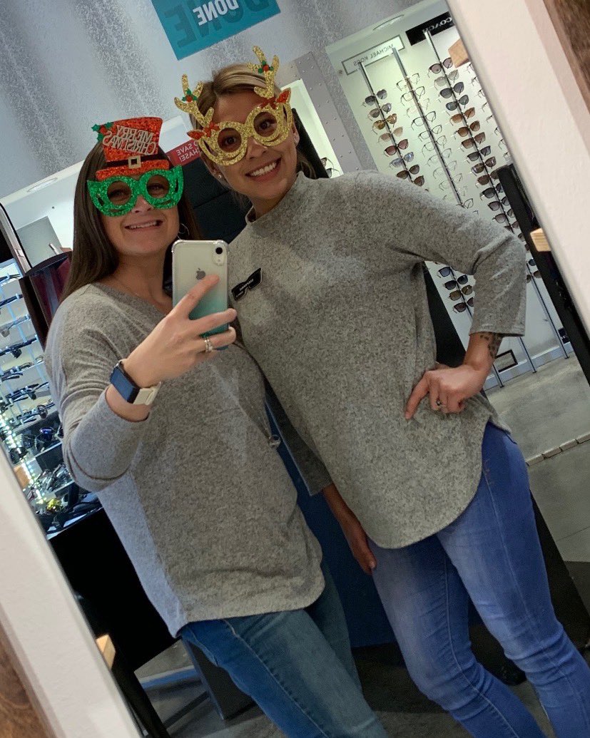 SpecsRx's tweet photo. When you come to work twinning with your coworkers, you know you are in the right place! 🤓🎄#specsfitsme #twinning #coworkers https://t.co/adMCUe8mwo