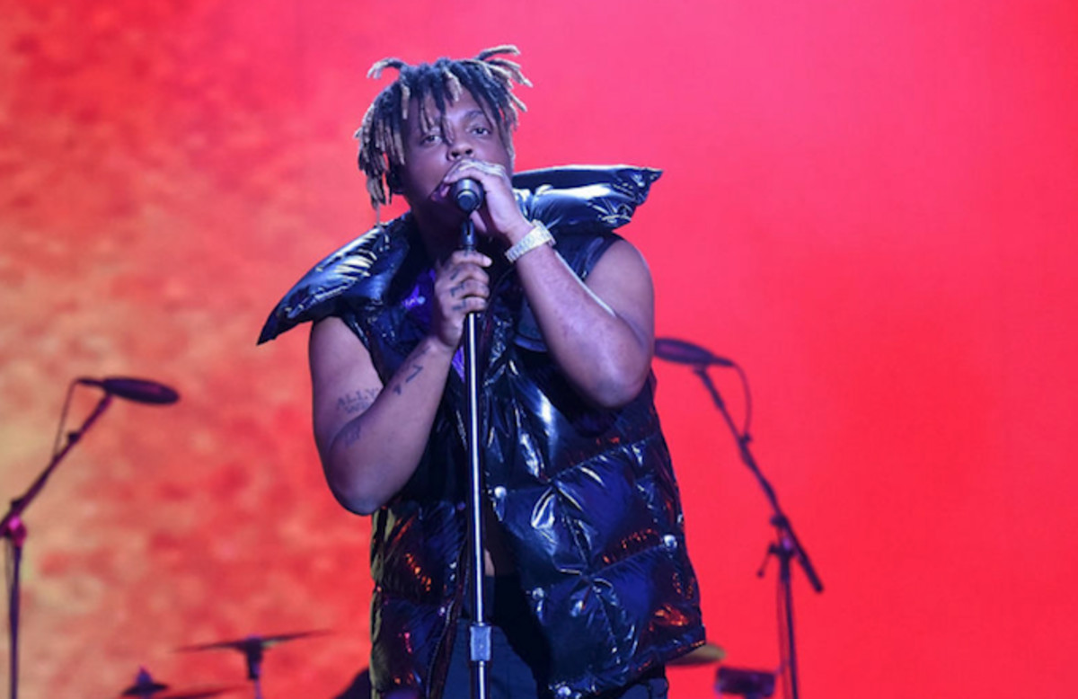 Complex's tweet photo. Juice WRLD was reportedly seen swallowing multiple percocets to hide from the feds when his jet landed: https://t.co/E7jtYBGsZ6 https://t.co/w0Rx2Puggb