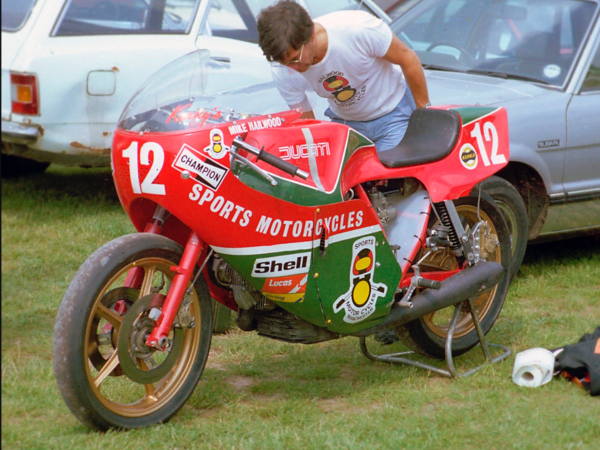 popsyosh34's tweet photo. Mike's Ducati? 🇬🇧1⃣2⃣🏁
#Konis https://t.co/O9WckD3dUI
