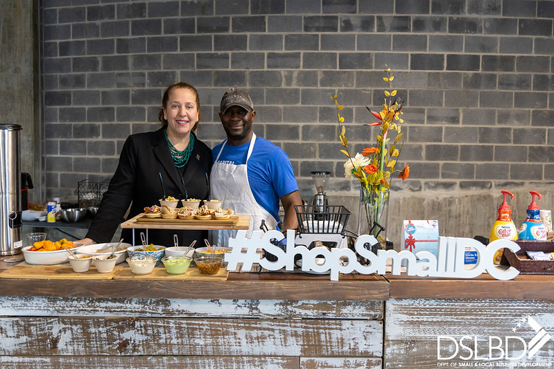 SmallBizDC's tweet photo. Director @WhitfieldKristi kicked off her #holiday #smallbusiness tour last week with a stop at @AnacostiaBID's "Go Anacostia #Holiday Pop-Up Market." โ๏ธ๐๐
It was a real treat getting to know the #DCMakers & hearing their stories. Make sure to stop by and #ShopSmallDC! ๐๏ธ๐ https://t.co/ngmBQMJnci