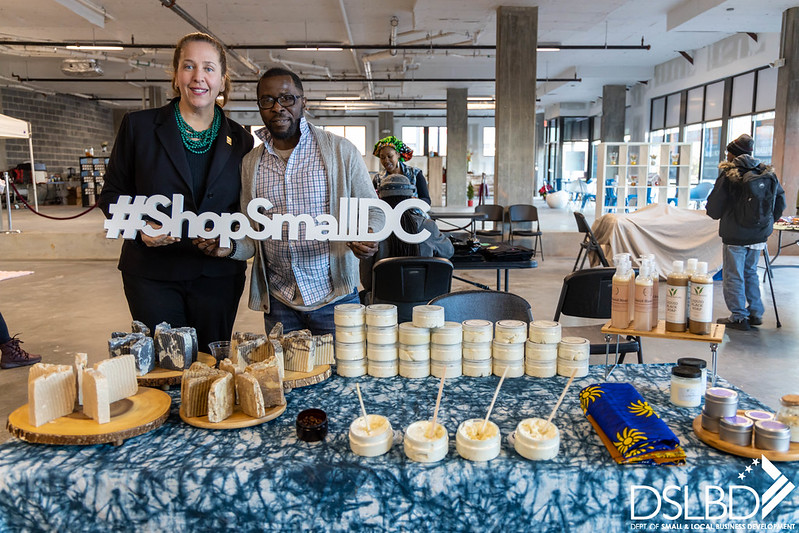 SmallBizDC's tweet photo. Director @WhitfieldKristi kicked off her #holiday #smallbusiness tour last week with a stop at @AnacostiaBID's "Go Anacostia #Holiday Pop-Up Market." โ๏ธ๐๐
It was a real treat getting to know the #DCMakers & hearing their stories. Make sure to stop by and #ShopSmallDC! ๐๏ธ๐ https://t.co/ngmBQMJnci