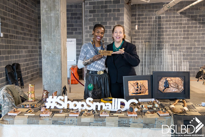 SmallBizDC's tweet photo. Director @WhitfieldKristi kicked off her #holiday #smallbusiness tour last week with a stop at @AnacostiaBID's "Go Anacostia #Holiday Pop-Up Market." โ๏ธ๐๐
It was a real treat getting to know the #DCMakers & hearing their stories. Make sure to stop by and #ShopSmallDC! ๐๏ธ๐ https://t.co/ngmBQMJnci