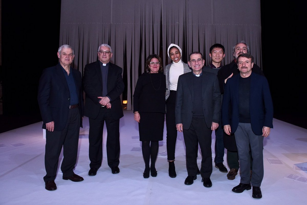 chiesadimilano's tweet photo. #dialoghivb Al termine il saluto dell'arcivescovo #Delpini e la tradizionale foto di gruppo https://t.co/otJh7IlW21