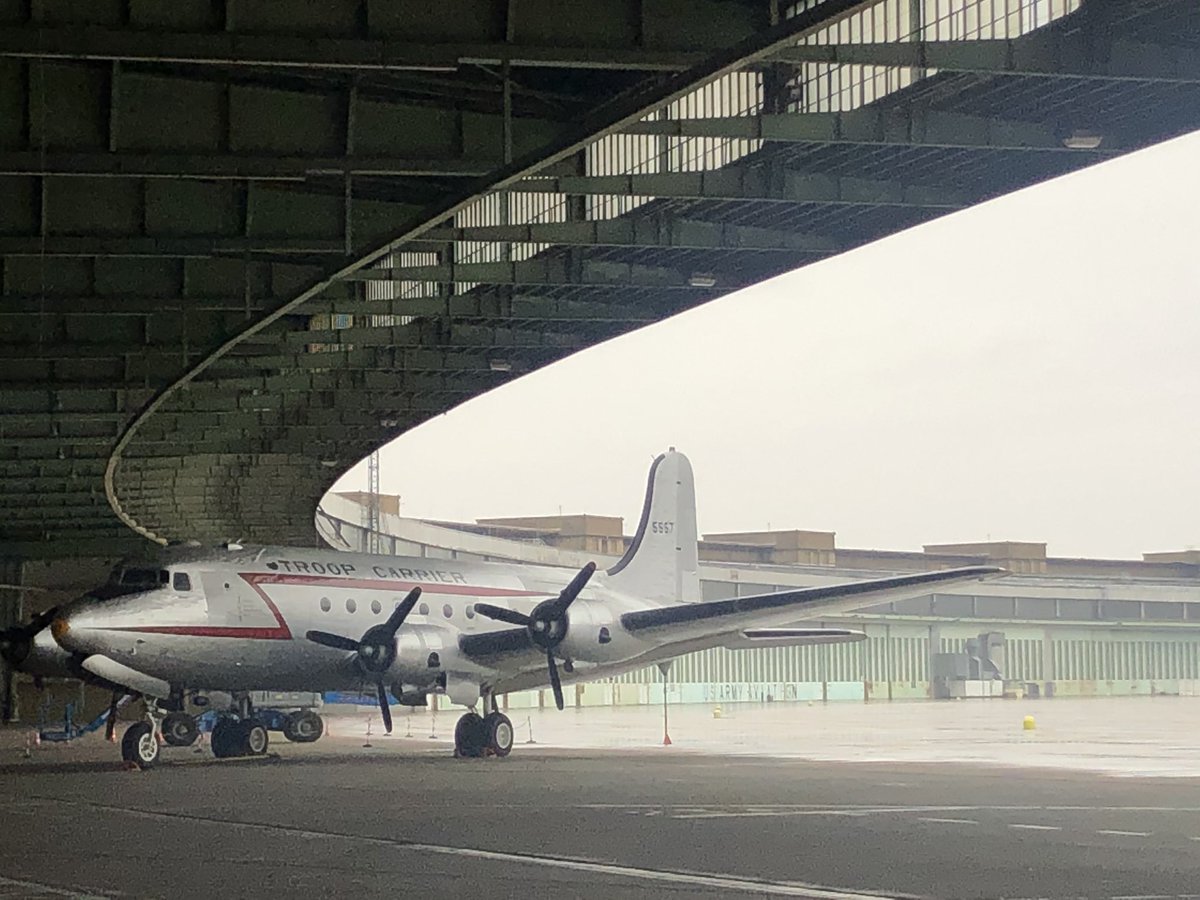 O Xrhsths ひらりさ Sto Twitter 旧テンペルホーフ空港 要予約 もよかった ヒトラーがつくって 西ベルリン封鎖時には ベルリン大空輸 にも利用された建物 所々いろんな様式が混ざり合って 大戦 冷戦の大聖堂という風格だった 英語ガイドわかるなら超オススメ O Xrhsths ひらりさ Sto Twitter 旧テンペルホーフ空港 要予約 もよかった ヒトラーがつくって 西ベルリン封鎖時には ベルリン大空輸 にも利用された建物 所々いろんな様式が混ざり合って 大戦 冷戦の大聖堂という風格だった 英語ガイドわかるなら超オススメ