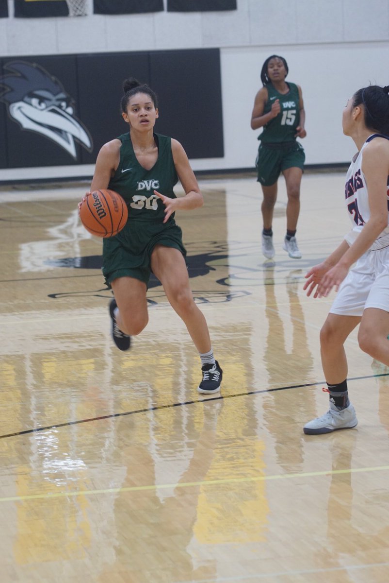 gemsinthegym's tweet photo. As we try to find our standard of consistency, we are embracing the teaching & development of our @DVC_Athletics hoop family.
#RunDVC #gemsinthegym https://t.co/R3suQIPC06