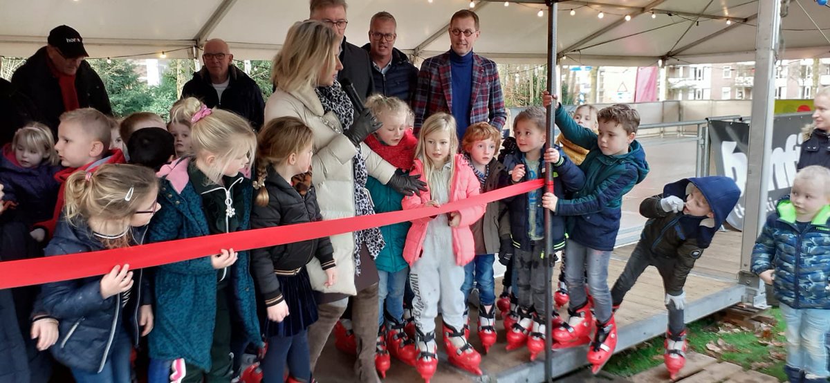 Samen met sponsoren, vrijwilligers vd IJsclub en vd Kerstmarkt én schaatsende kinderen uit groep 3 van cbs Wereldwijs, heb ik de opening mogen verrichten van de ijsbaan in Heerde, met dank aan ieders inzet!